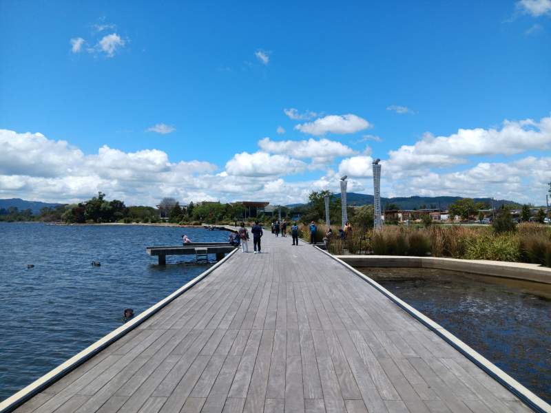 Lake_Rotorua_lake_front.jpg
